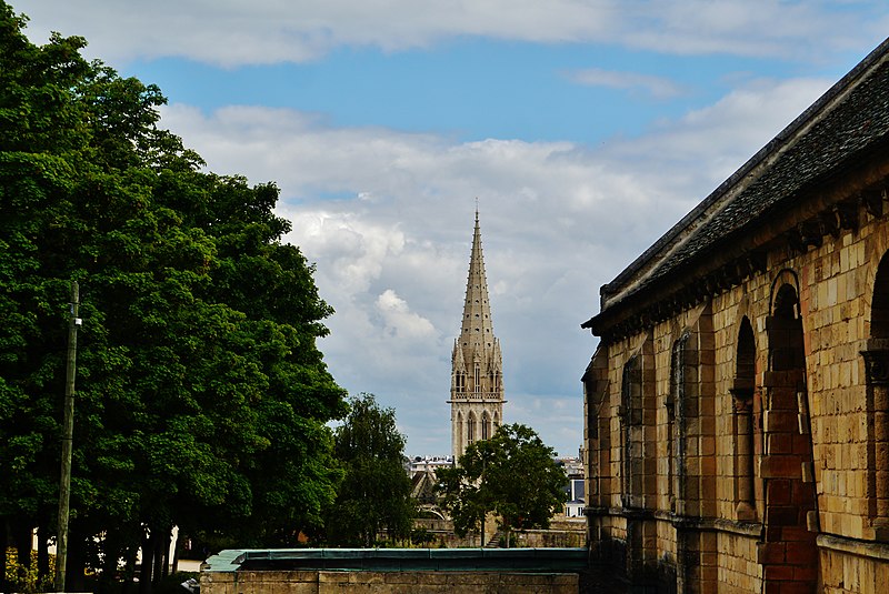 File:Caen Château de Caen Innenhof 15.jpg