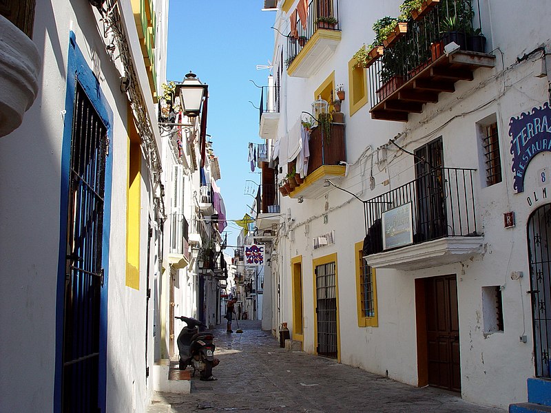 File:Calleja en Ibiza - panoramio.jpg