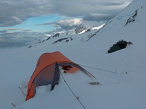 L'Antartide è uno dei luoghi più freddi e inospitali della terra, vera  patria della neve e del gelo, con temperature che possono essere inferiori  a 50 gradi sotto lo zero e condizioni