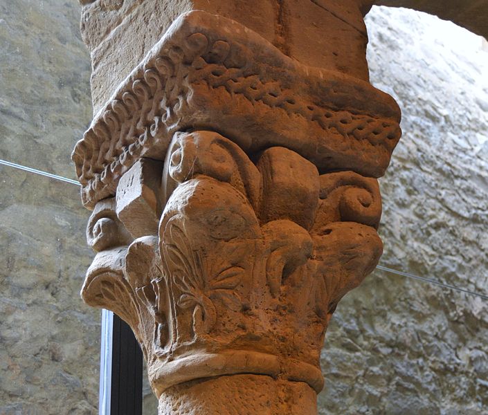 File:Capitell del claustre romànic, museu Diocesà d'Osca.JPG