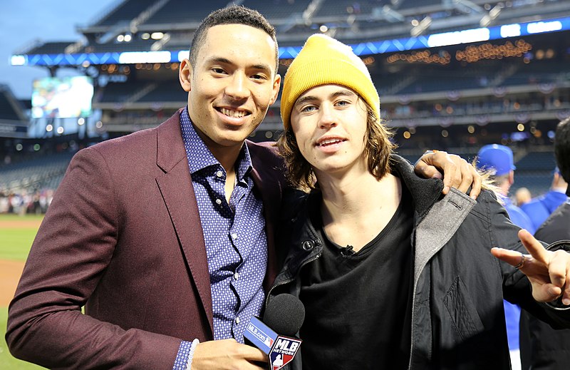 File:Carlos Correa and Vine star Nash Grier (22828089021).jpg