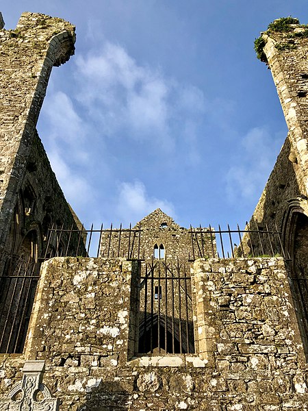 File:Cashel Cathedral, Rock of Cashel, Caiseal, Éire (32717329958).jpg