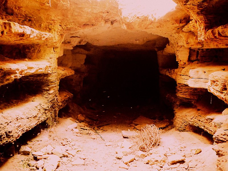 File:Catacombe the whole tunnel.JPG