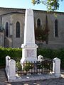 Das Monument für die Toten in der Nähe der Kirche (Oktober 2015)