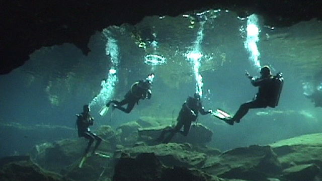 Buzos en un cenote.