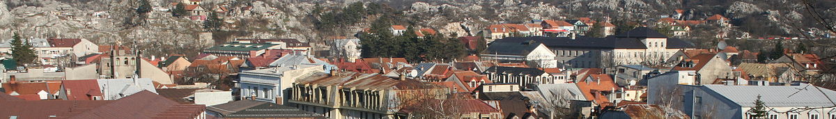 תצלום פנורמי של העיר צטיניה (לצפייה הזיזו עם העכבר את סרגל הגלילה בתחתית התמונה)