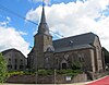 Gereja St. Aldegundis: menara dengan bawang merah-kubah dan bangunan tetangga dari abad ke-18, paduan suara dengan jendela, atap, pilar, kolom dan pilaster