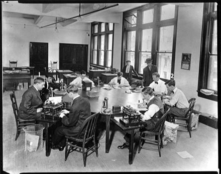 The city copy desk in 1907[94] or 1910. O. O. McIntyre is shown seated at 1 o'clock.
