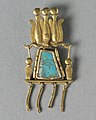 Ciondolo simile per stile e lavorazione ai gioielli trovati nelle tombe reali delle Dinastie 21 e 22 a Tanis, nel delta del Nilo.