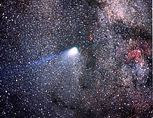 Cometa di Halley, coda appena visibile, su uno sfondo di stelle con la Via Lattea vista sullo sfondo