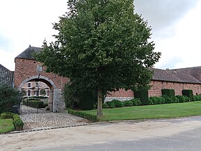 Porche colombier et anciennes étables