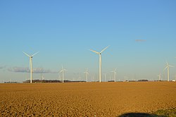 Поля и ветряная электростанция к востоку от Конвоя 