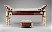 沙發和腳凳； 西元1-2世紀； 木頭、骨頭和玻璃材質； 沙發尺寸為105.4×76.2×214.6公分； 大都會藝術博物館