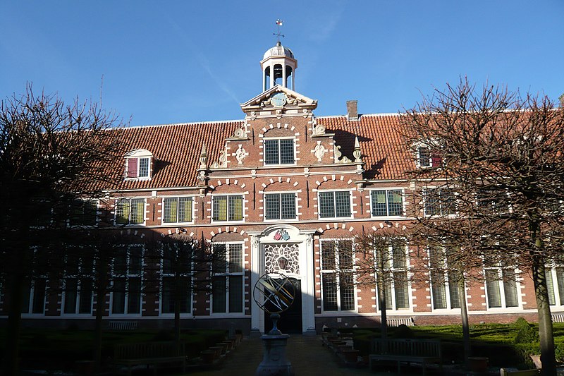 File:Courtyard-main hall-oudemannenhuis haarlem.JPG