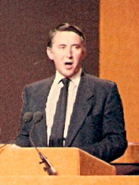 Steel addressing the Liberal Party assembly in Harrogate on merger in 1987