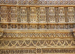 Detalles de la talla de piedra en Adalaj Stepwell IV, Adalaj, Gujarat.jpg