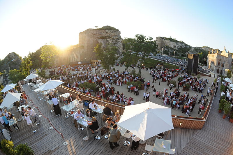 File:Die Opern Lounge mit Blick auf den Foyerpark.JPG