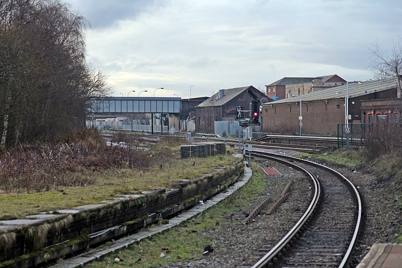 File:Disused platform, Earlestown railway station (geograph 3818760).jpg