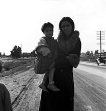 Hjemløs mor og yngste barn av sju ved motorveien (1939), Phoenix, Arizona.