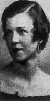 Retrato de una mujer de pelo corto con un vestido de hombros descubiertos mirando a la derecha