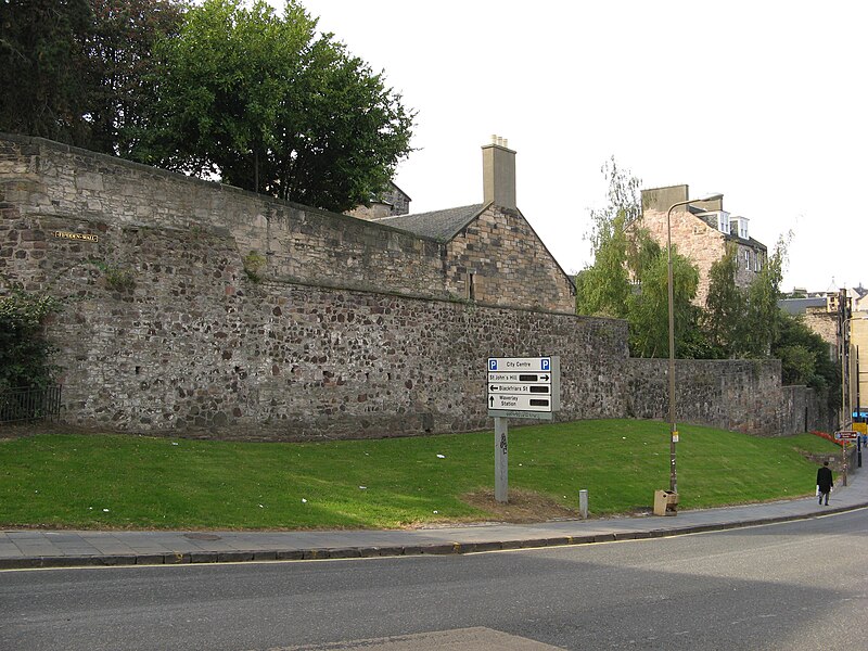 File:Edinburgh Town Walls 032.jpg