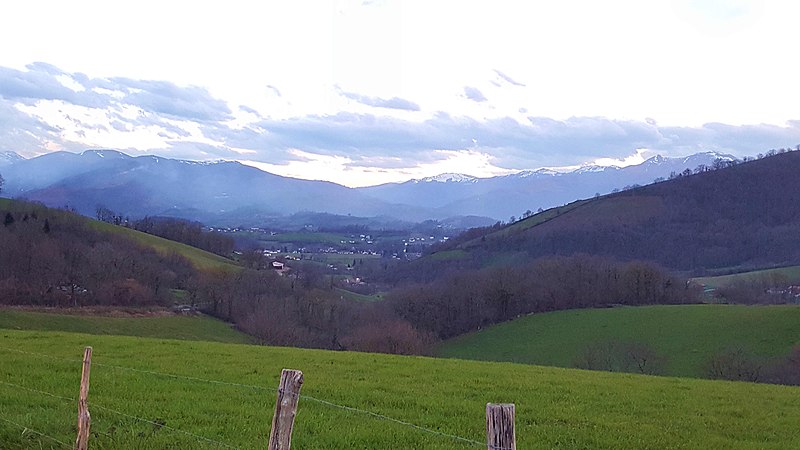 File:En amont de Saint-Jean-Pied-de-Port, au pied de montagnes encore enneigées - panoramio.jpg