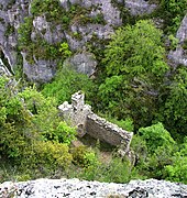 Vue plongeante depuis le château sur la chapelle Saint-Pierre.