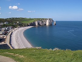 Etretat depuis falaises amont mai 2005.JPG