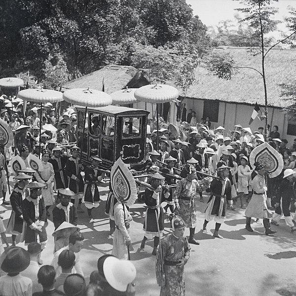 File:Fêtes du Nam-giao en 1942 (9). Arrivée du palanquin où se trouve S.M. Bảo-đại.jpg