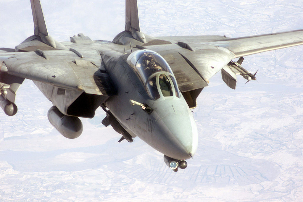 المقاتلة الاعتراضية F-14 Tomcat الامريكيه  1024px-F-14_Tomcat_preparing_to_refuel