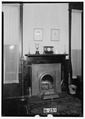 FIREPLACE IN PARLOR, SOUTH WEST FRONT ROOM - A. W. Smith House, 220 Main Street, Eutaw, Greene County, AL HABS ALA,32-EUTA,9-8.tif