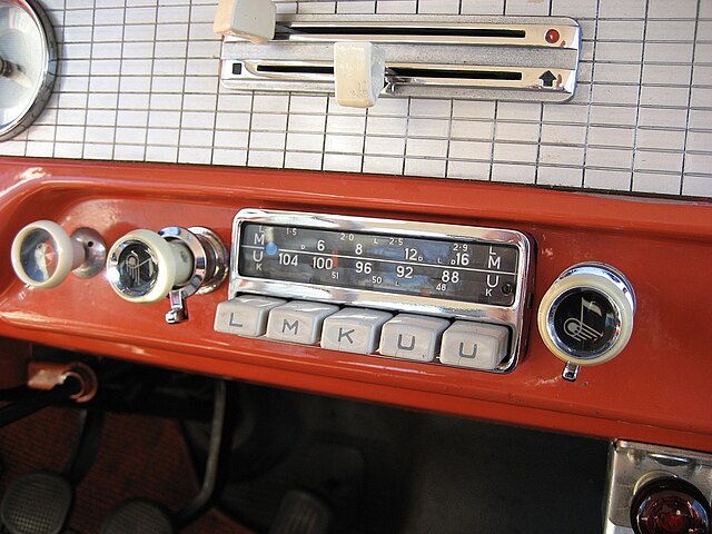 Блаупунктов ауторадио „Келн” у Форду таунус делукс из 1958; први ауторадио је монтиран 1924. и радио је само на амплитудској модулацији (AM), а тек од 1952. и на фреквенцијској модулацији (FM)