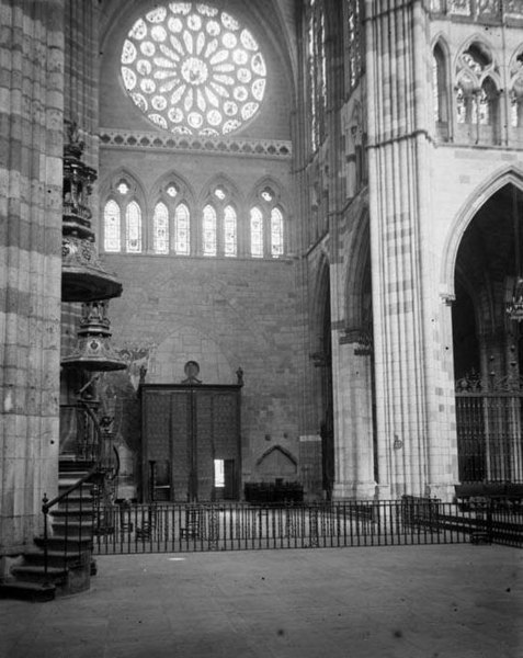 File:Façana interior amb la rosassa de la catedral de Tui (cropped).jpeg