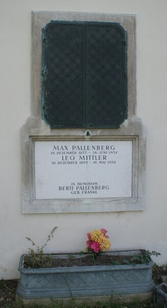 File:Feuerhalle Simmering - Urnenhain - Max Pallenberg.jpg