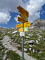 English: Fingerpost on Laiets (Surses, Grison, Switzerland) Deutsch: Wegweiser auf Laiets (Surses, Graubünden, Schweiz) Rumantsch: Mossaveias sen Laiets (Surses, Grischun, Svizra) Italiano: Indicatori di direzione a Laiets (Surses, Grigioni, Svizzera)