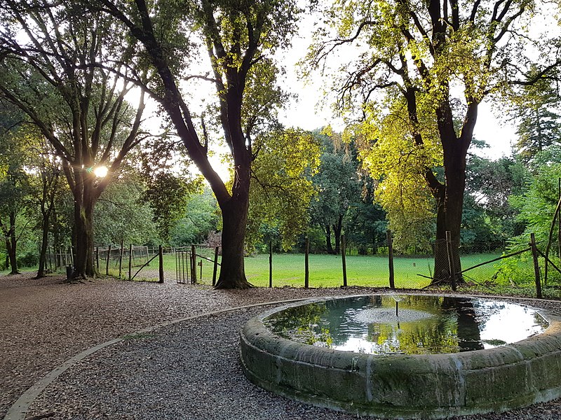 File:Fontana del giardino di palazzo Altieri.jpg