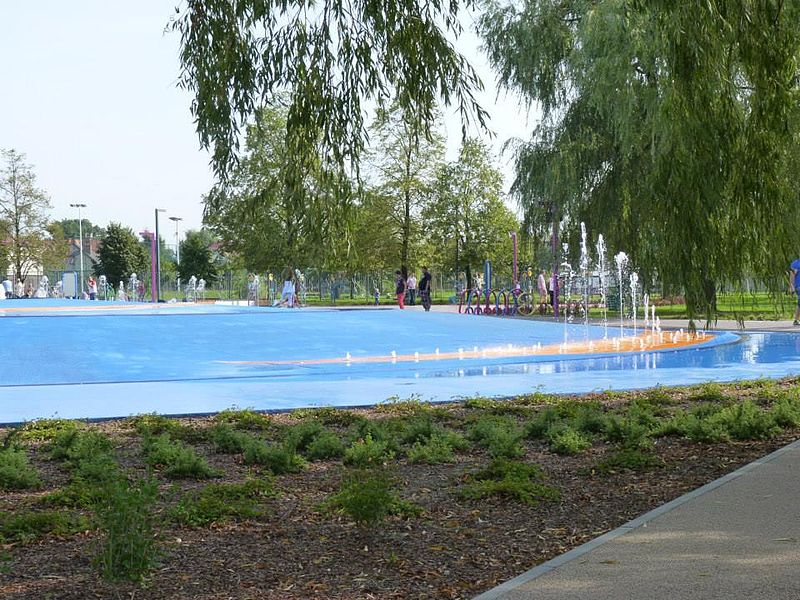 File:Fontannaparkblonie.jpg