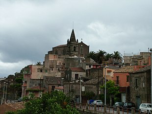 Scorcio del paese con la chiesa della Santissima Trinità