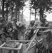 Quatre hommes du 1er bataillon de parachutistes.jpg