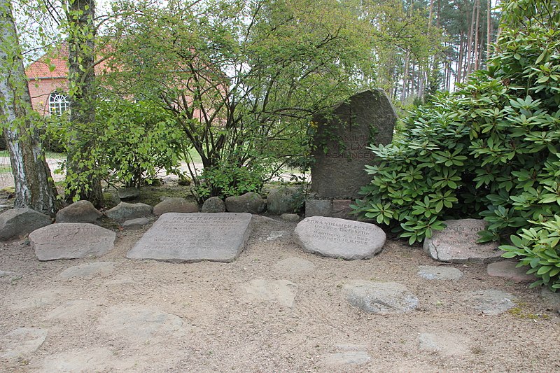 File:Friedhof Amelinghausen Grabstätte Vollmer.jpg