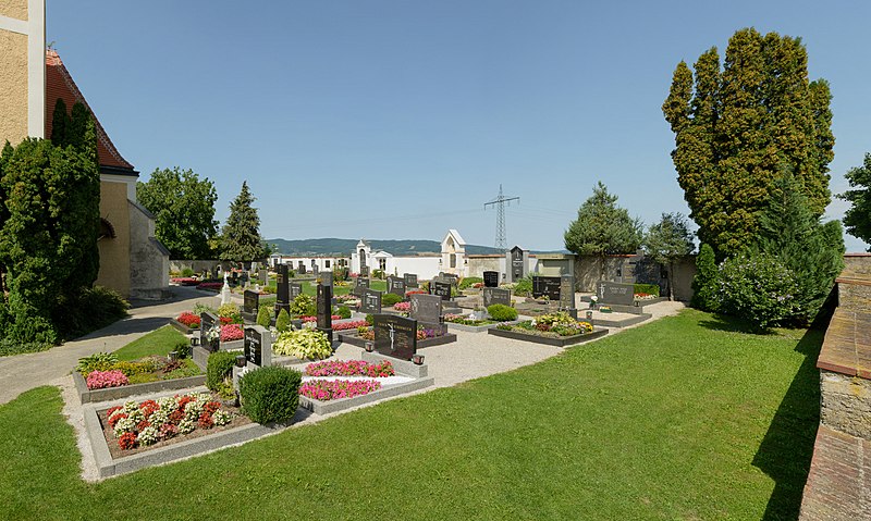 File:Friedhof Haindorf 8300 Planar 5.jpg