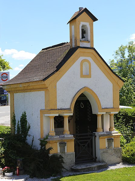 File:Friedhofskapelle Angath-1.jpg