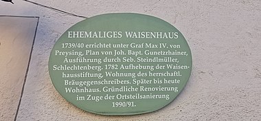 Gemeinde Aschau im Chiemgau — Hohenaschau — Kampenwandstraße 83 (ehem. Waisenhaus — Hinweisschild zum Gebäude)