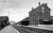 Cartolina vista dall'interno della stazione, binari, binari e edificio passeggeri