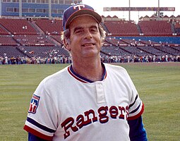 Perry com a camisa do Texas Ranger (1977)