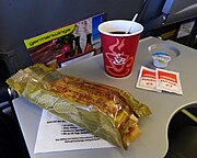 ジャーマンウイングス（ドイツ格安航空会社）ハノーバー空港→スタンステッド空港。有料の軽食と飲み物。
