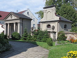 Gliwice, kaplice nagrobne przy kościele pw. Wniebowzięcia Matki Boskiej, widok od pd-wsch..JPG