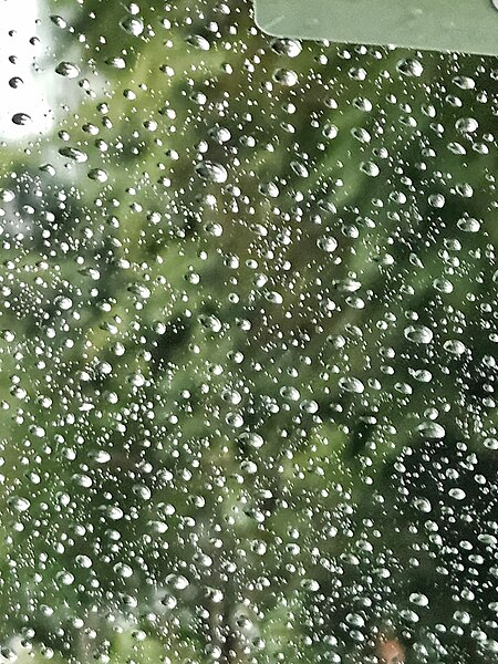 File:Gotas de lluvia en parabrisas.jpg