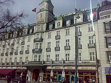 Im Osloer Grand-Hotel quartieren sich der König und der Knappe mit der Beute der Olsenbande in der Royal Suite ein.