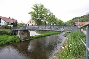 Deutsch: Großschönau (Sachsen), Fußgängerbrücke über Mandau. English: Großschönau (Sachsen), Footbridge over Mandau River. Čeština: Großschönau (Sasko), ocelová lávka přes Mandavu.